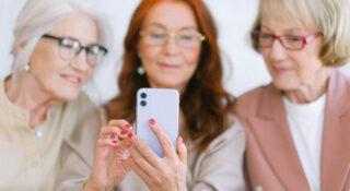 Telefon dla seniorów i mniej zaawansowanych użytkowników. Co wybrać?
