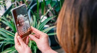 t-mobile walczy z wykluczeniem cyfrowym seniorow