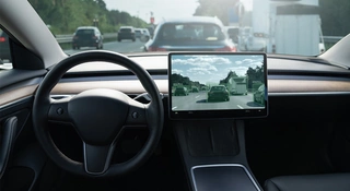 Usługa Robotaxi Tesli ruszyła z rozmachem, ale szybko pojawiły się kontrowersje. Autonomiczne taksówki Elona Muska notorycznie łamią przepisy, nierzadko prowadząc do niebezpiecznych sytuacji na drodze.