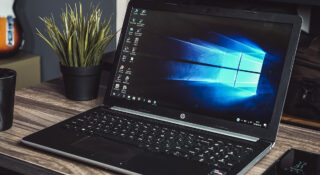 Nie masz ochoty przechodzić na Windows 11? Microsoft daje ci jeszcze rok spokoju - pod warunkiem, że spełnisz jeden z trzech warunków.