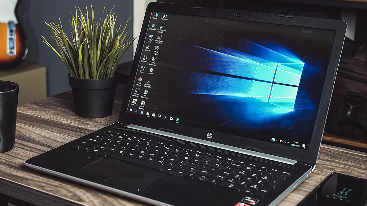 Nie masz ochoty przechodzić na Windows 11? Microsoft daje ci jeszcze rok spokoju - pod warunkiem, że spełnisz jeden z trzech warunków.