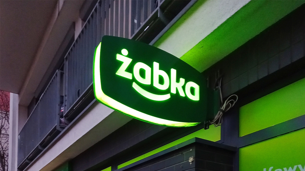 Żabka rozszerza swoją sieć o kolejne sklepy ze stacjami benzynowymi