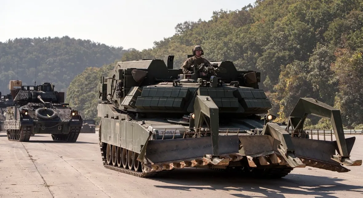 Image for Polska kupiła niezwykłą wersję czołgów Abrams. Pancerne bestie zjadają miny