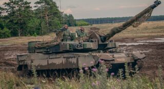 Oglądając ten film, poczujesz dumę z polskich żołnierzy. Z czołgów strzelają jak snajperzy