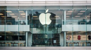 Apple twierdzi, że były pracownik tuż przed przejściem do konkurencji potajemnie wyniósł z firmy poufne informacje o projektowaniu, testach i łańcuchu dostaw Vision Pro.