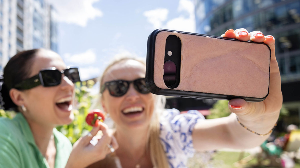 Brytyjski operator O2 zaprezentował etui z ludzką skóra