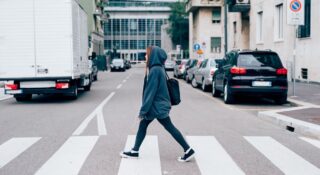 Jak auto "widzi" pieszego? 6 systemów, które działają w tle i chronią pieszych