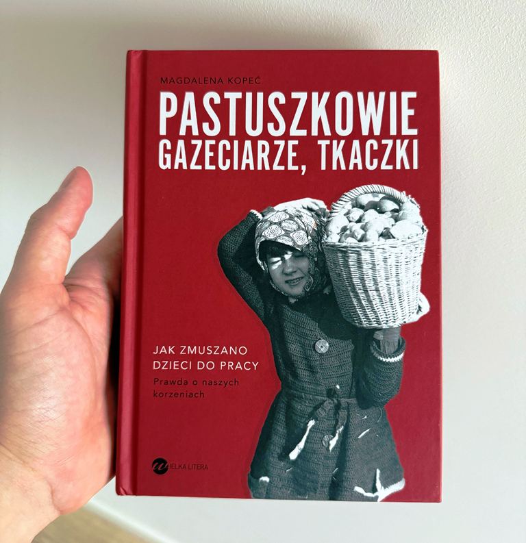 Książka „Pastuszkowie, gazeciarze, tkaczki. Jak zmuszano dzieci do pracy&quot; autorstwa Magdaleny Kopeć. Wydawnictwo Wielka Litera. 