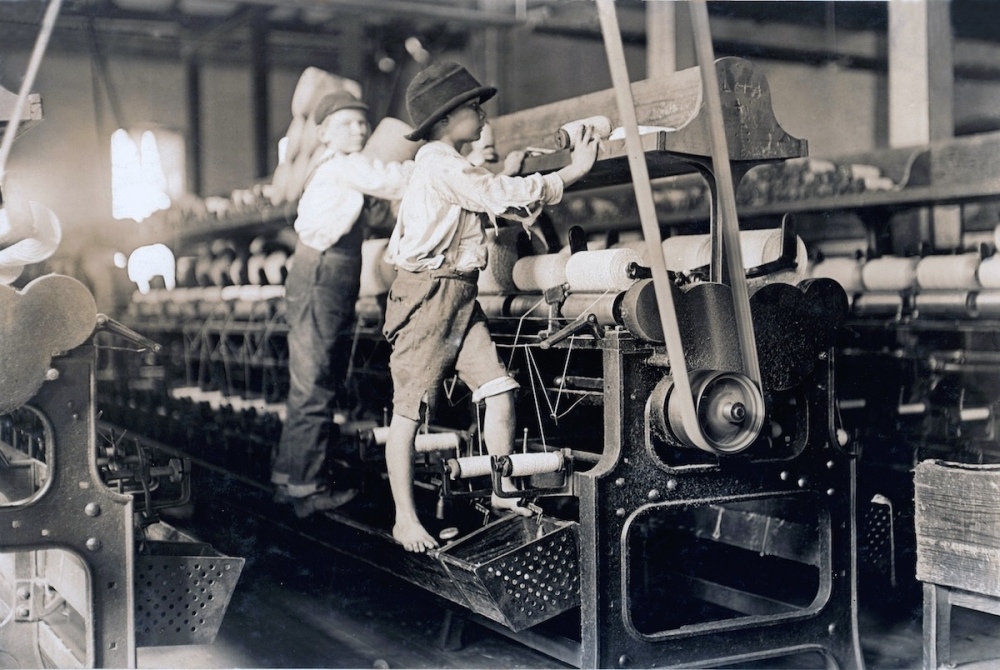 Dzieci-robotnicy przedstawieni przez fotografa Lewisa Hine'a w 1909 roku pracujący w tkalni. Fot. Lewis Hine / Shutterstock / Everett Collection 