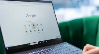 Pew Research Center analizuje jak Przeglądy AI od Google (Google AI Overviews) zmieniają internet