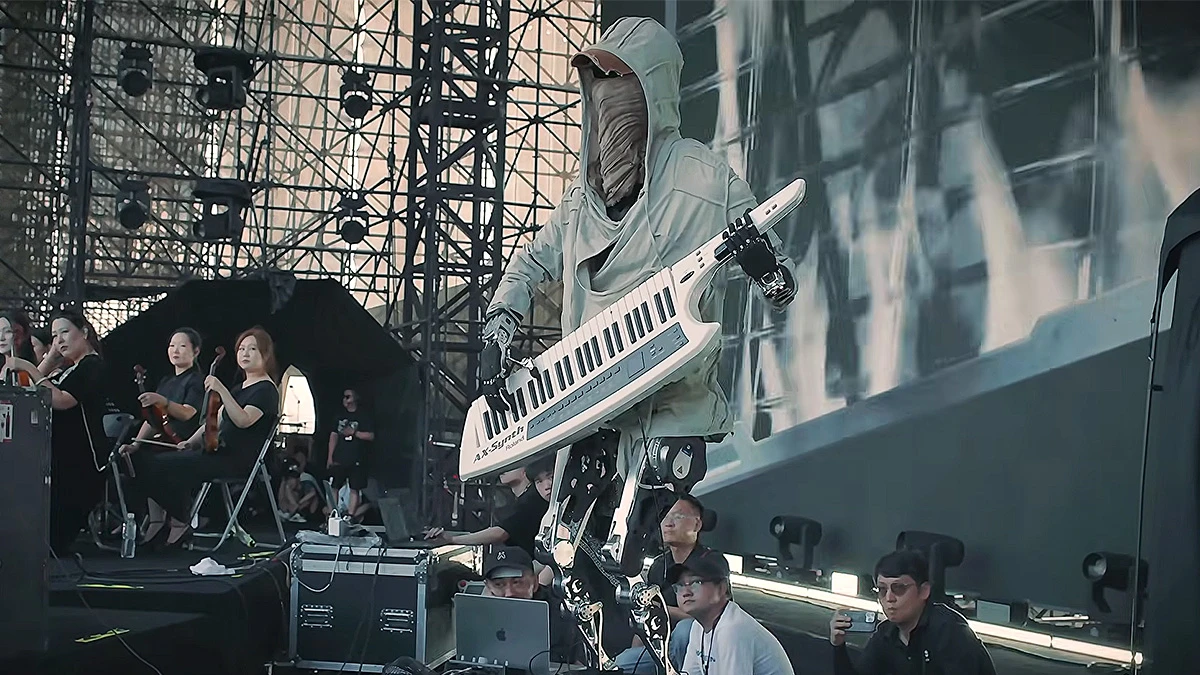 Robot Adam na gitarze podczas festiwalu w Chinach