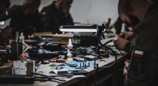 1. Warszawska Brygada Pancerna szkoli żołnierzy z budowy i obsługi dronów FPV