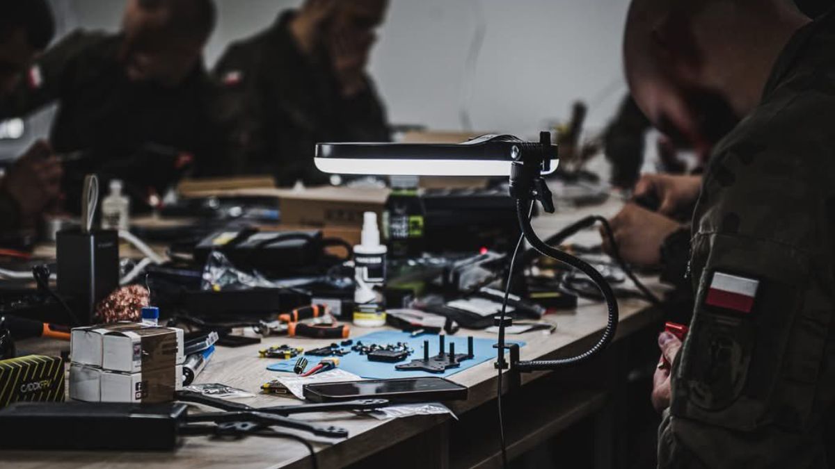 1. Warszawska Brygada Pancerna szkoli żołnierzy z budowy i obsługi dronów FPV