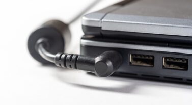 Dlaczego warto usypiać laptopa? Sprawdziłem, ile zaoszczędzisz