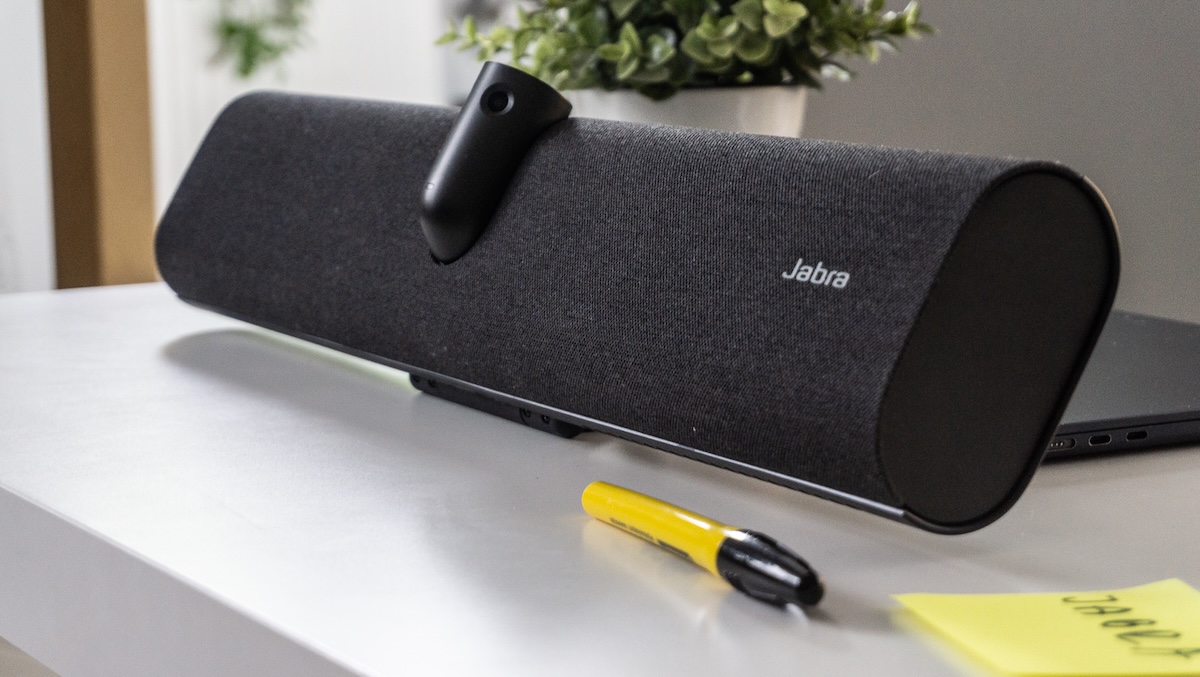 Test Jabra PanaCast 40 VBS. Kamera zamienia małe pomieszczenie w profesjonalną salę konferencyjną