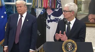 Apple na dywaniku u Trumpa. Tak Tim Cook kupił sobie spokój