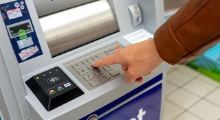Idą do bankomatu i zapominają zabrać gotówki. Fala dziwnych incydentów