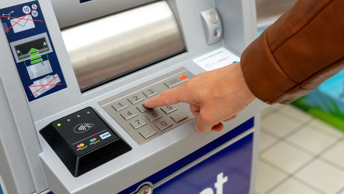 Idą do bankomatu i zapominają zabrać gotówki. Fala dziwnych incydentów