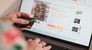 Cyberprzestępcy czyhają na Twoje konto. Jak bezpiecznie płacić w sieci?
