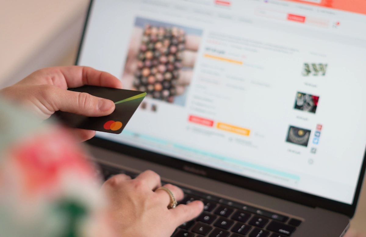 Cyberprzestępcy czyhają na Twoje konto. Jak bezpiecznie płacić w sieci?