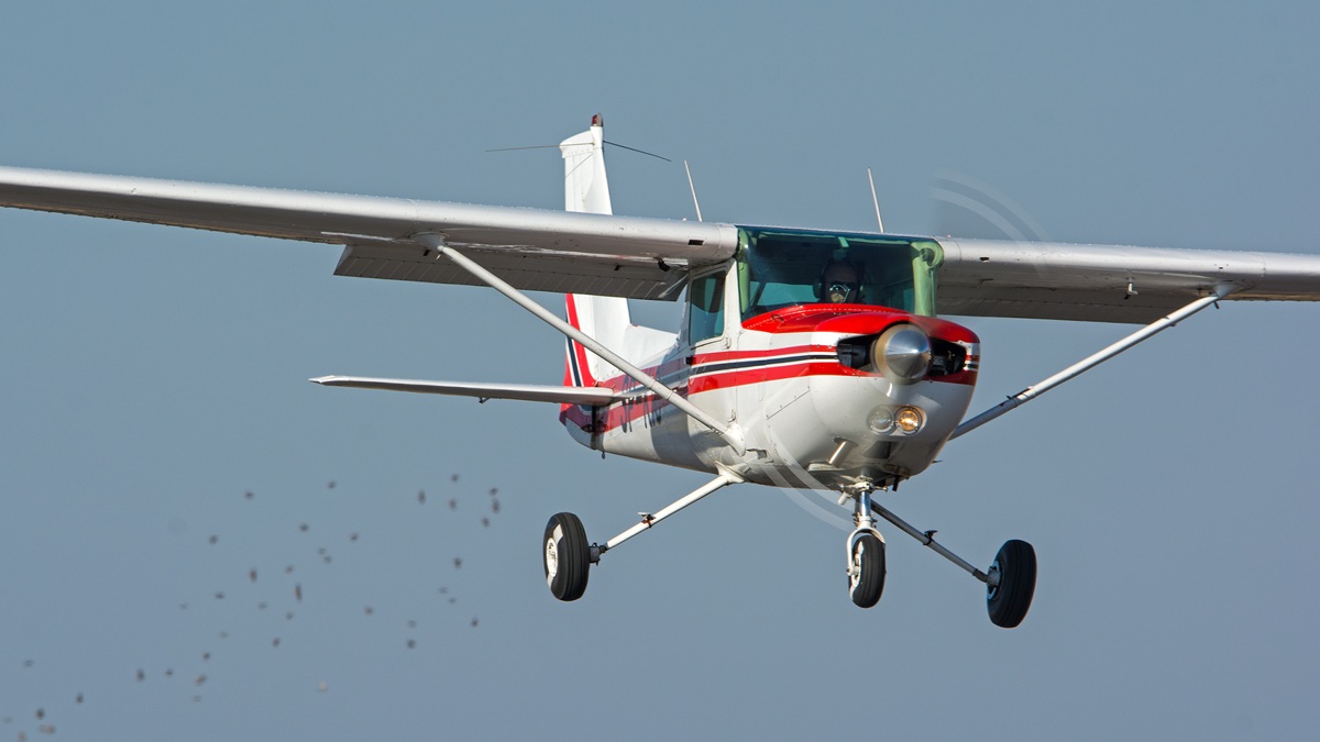 Lotnisko szkoli spadochroniarzy. Mieszkańcy świętują, kiedy pada