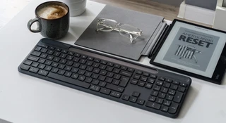 Klawiatura Logitech Signature Slim Solar+ K980 zjada światło, ciągle mam 100 proc. - recenzja