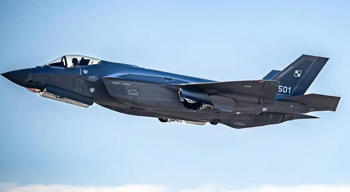 To już pewne. Pierwsze dwa z długo wyczekiwanych myśliwców F-35A trafią do Polski w maju 2026 r. Kolejne dwa pojawią się zaledwie kilka tygodni później, na początku lipca. Informacje te ujawnili przedstawiciele MON podczas posiedzenia sejmowej podkomisji obrony, gdzie przedstawiono aktualny stan modernizacji polskich Sił Powietrznych.