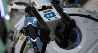 Wojsko przetestowało robota na orbicie. Fruwa jak astronauta i dokręci śrubkę
