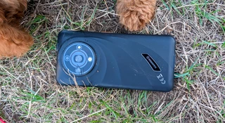 HAMMER IRON 6 5G - ten smartfon nie boi się ubrudzić. Rzucaj nim więc i masakruj
