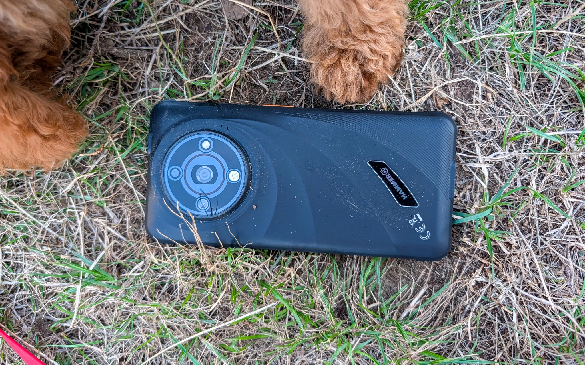 HAMMER IRON 6 5G - ten smartfon nie boi się ubrudzić. Rzucaj nim więc i masakruj