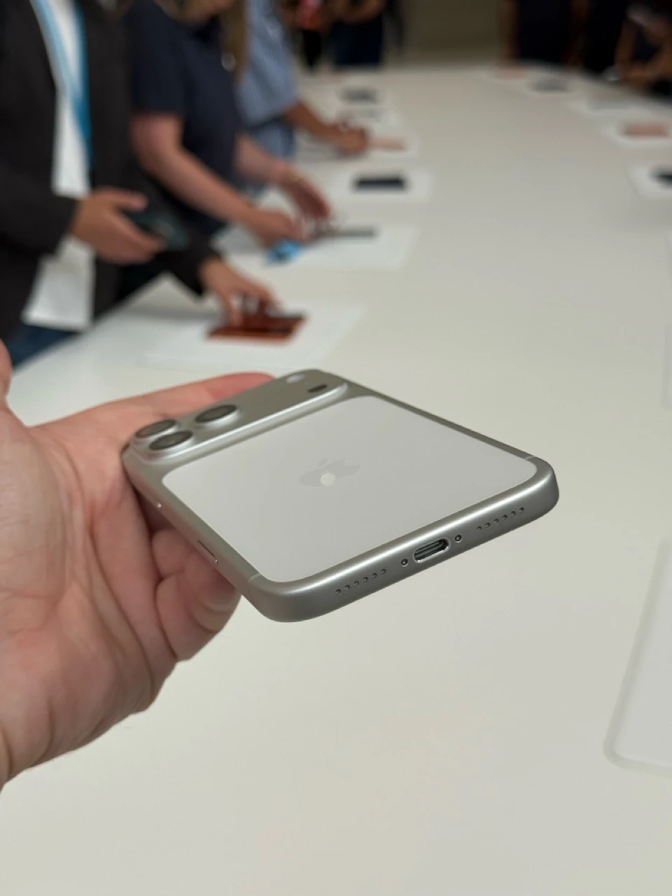 https://cdn-sw.spidersweb.pl/2025/09/iphone-17-pro-apple-2025-30.jpeg