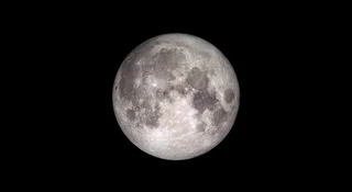 Przed nami pożegnanie z latem. Zanim jednak na dobre dopadnie nas jesienna chandra, niebo przygotowało dla nas prawdziwą ucztę. Od superpełni po deszcz meteorów, tej jesieni będzie na co patrzeć i to nawet bez specjalistycznego sprzętu. Astronomiczna jesień zaczyna się 22 września o 20:19, kiedy Słońce przejdzie przez tzw. punkt Wagi.