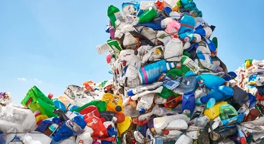 Duże sklepy biorą się za plastik. To dobrze, bo skala problemu przeraża