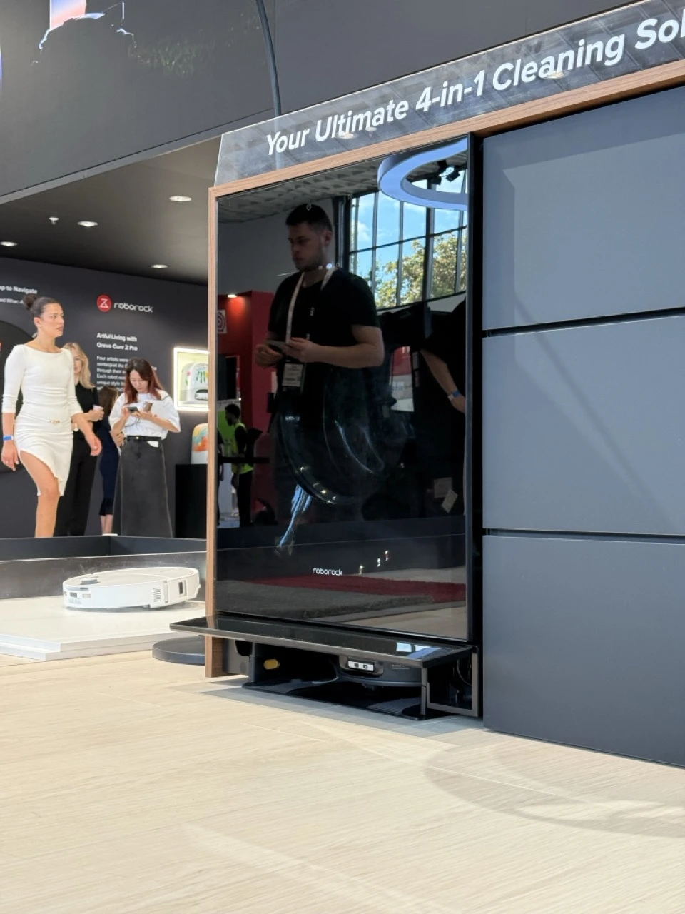 Dopiero po chwili widać, że pod spodem parkuje w niej robot sprzątający