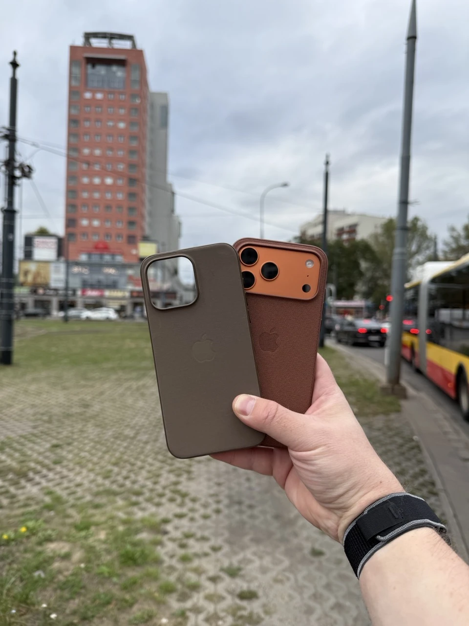 Tak wygląda z kolei niemal nieużywane etui FineWoven obok nowego TechWoven