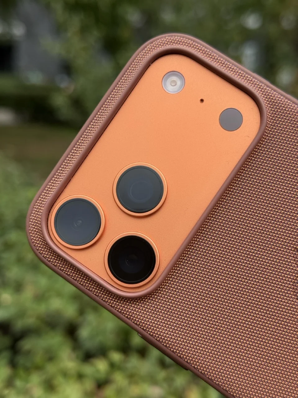 W tej wersji kolorystycznej pasuje do pomarańczowego iPhone’a 17 Pro zarówno na pleckach…