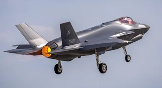 Polskie F-35A rosną w siłę. Nasze Siły Powietrzne mają już siedem takich maszyn. Wkrótce jednak dołączą do nich kolejne. Można śmiało pękać z dumy.