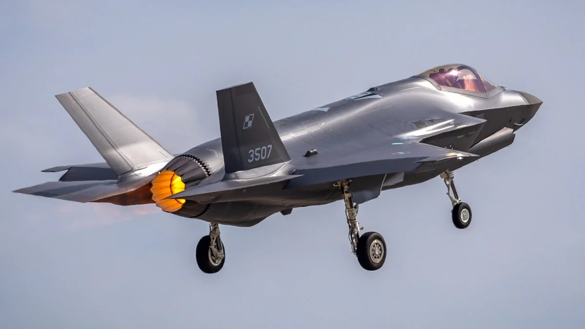 Polskie F-35A rosną w siłę. Nasze Siły Powietrzne mają już siedem takich maszyn. Wkrótce jednak dołączą do nich kolejne. Można śmiało pękać z dumy.