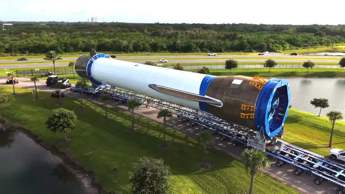 Firma Blue Origin Jeffa Bezosa intensywnie przygotowuje się do startu rakiety New Glenn, która ma wynieść na orbitę marsjańską misję NASA o nazwie ESCAPADE. To nie tylko ważny krok dla agencji kosmicznej, ale przede wszystkim kamień milowy dla ambitnego projektu Bezosa. Czy potężna rakieta szefa Amazon w końcu udowodni, że jest realną konkurencją dla SpaceX Elona Muska?
