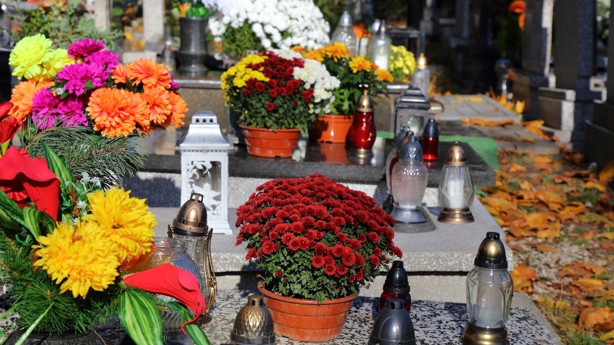 Znów tsunami śmieci na cmentarzu. Fatalnie upamiętniamy bliskich