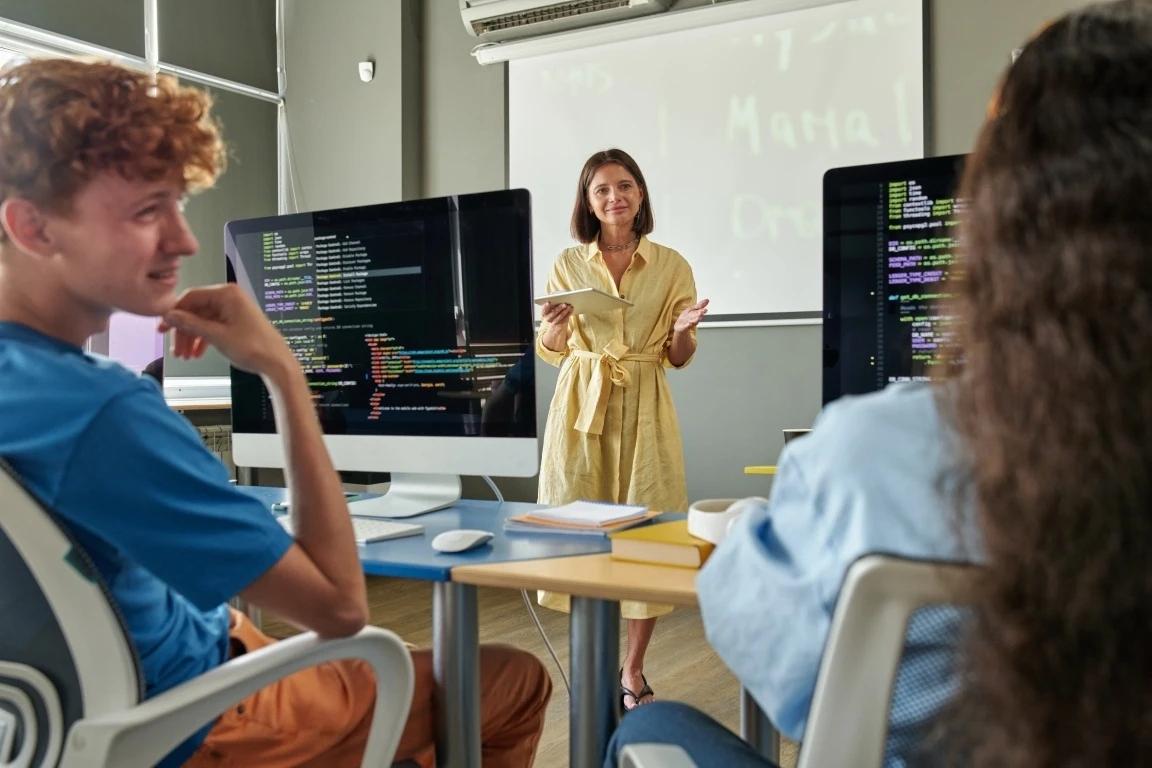 AI przyszłością edukacji? A co z informatyką? Poznaj prawdę o tych studiach!
