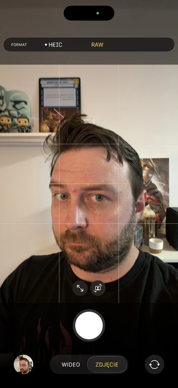 Selfie możemy robić przy tym zarówno w formacie HEIC/JPEG, jak i w RAW