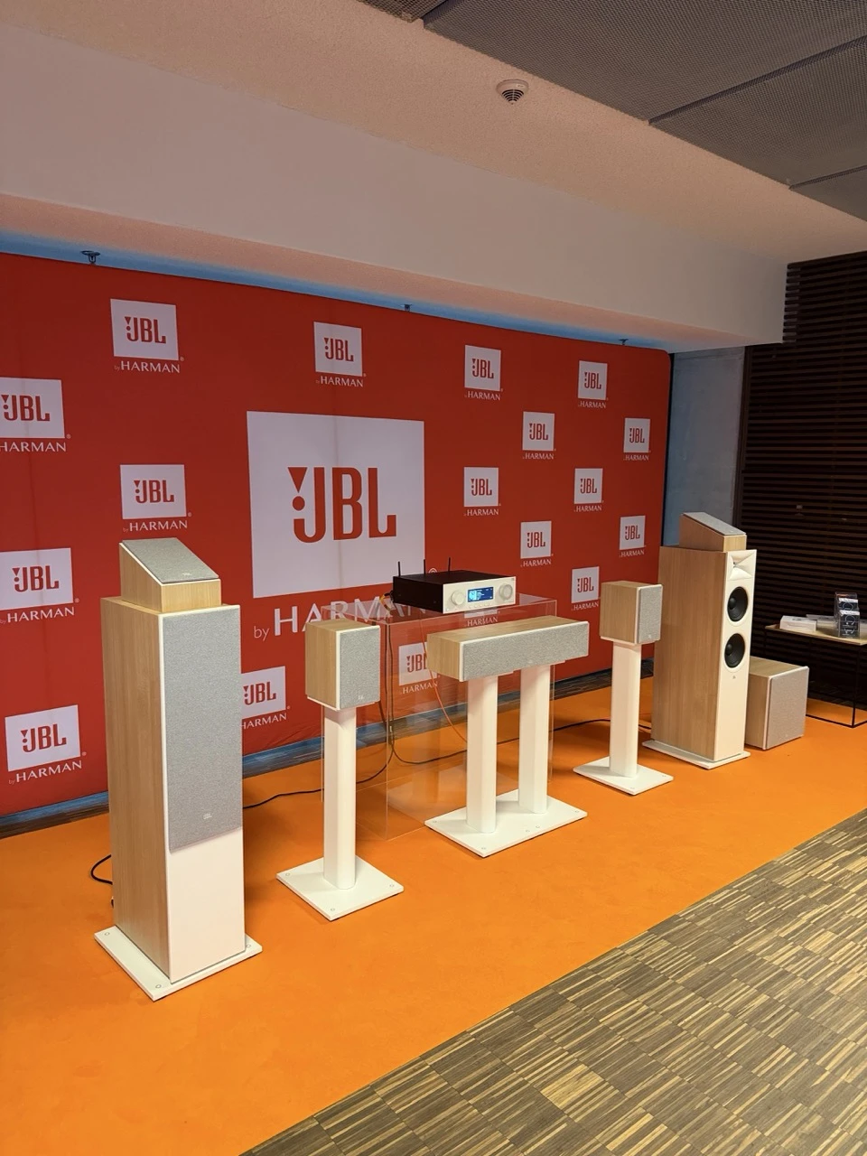 https://cdn-sw.spidersweb.pl/2025/10/jbl-kolumny-audio-video-show-2025-04.jpeg