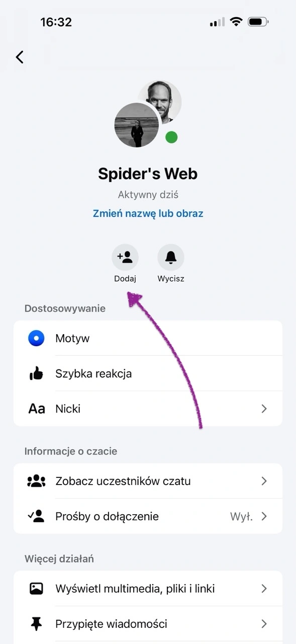 Jeśli rozmowa już się przewinęła, to możemy znaleźć tę funkcję w opcjach (ekran widoczny po tąpnięciu w górną część ekranu)