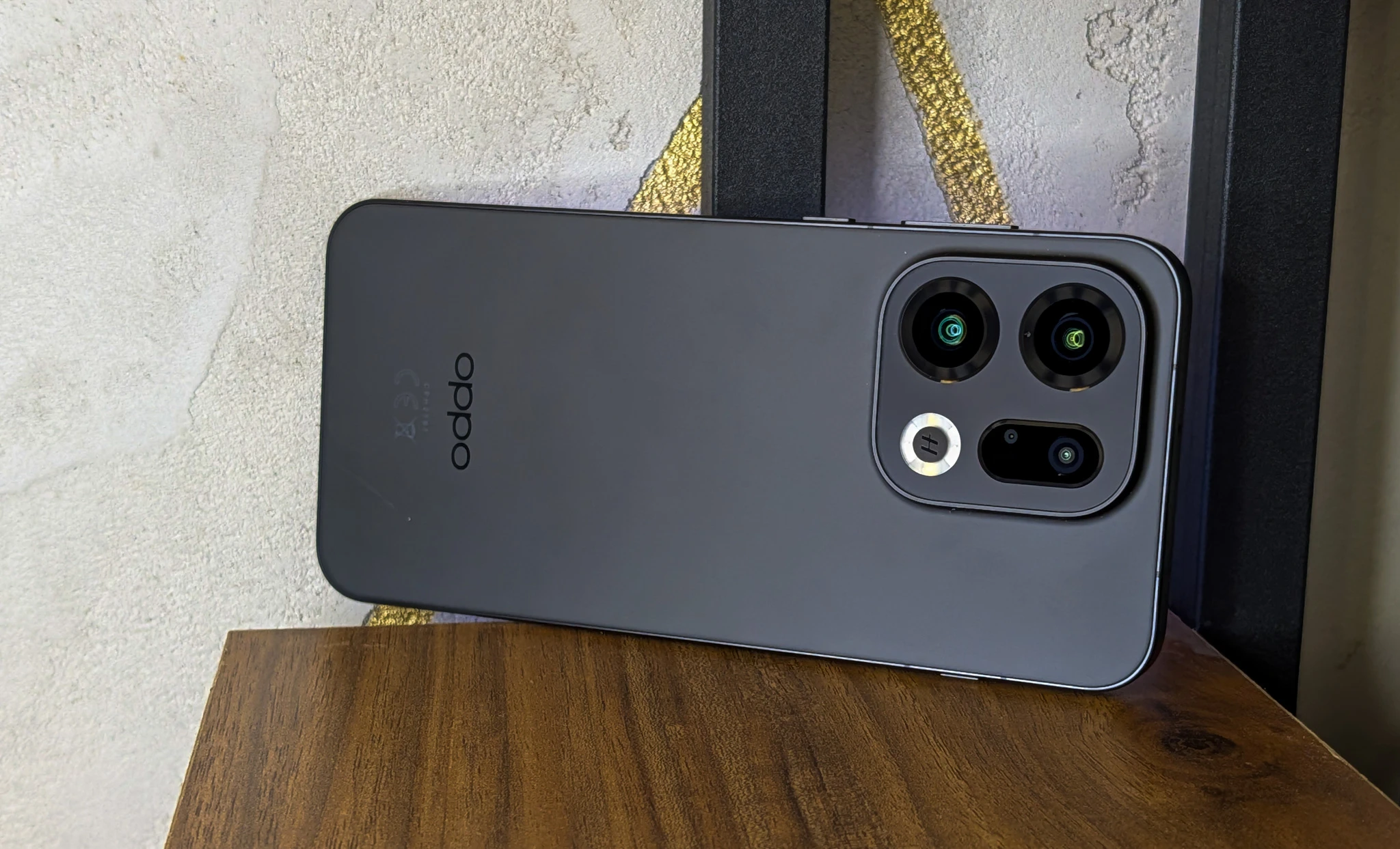 Wyrzuć iPhone'a. Oppo Find X9 uderza z liścia