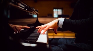 Pianista naprawdę zmienia dźwięk dotykiem. Naukowcy to udowodnili
