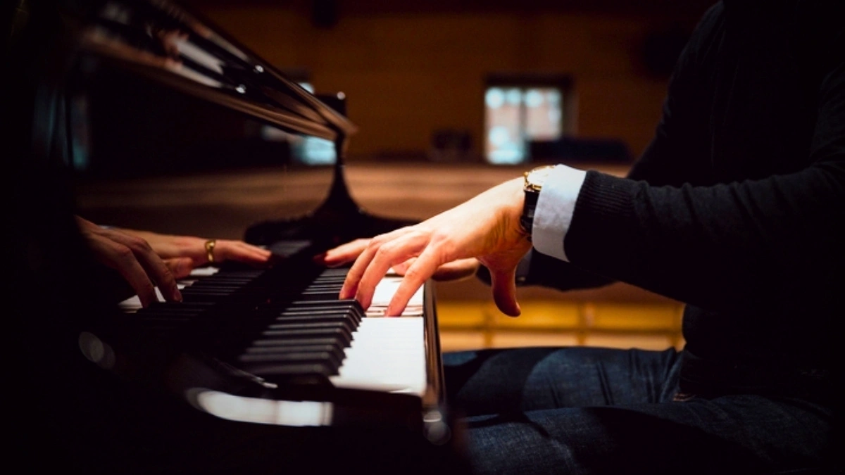 Pianista naprawdę zmienia dźwięk dotykiem. Naukowcy to udowodnili