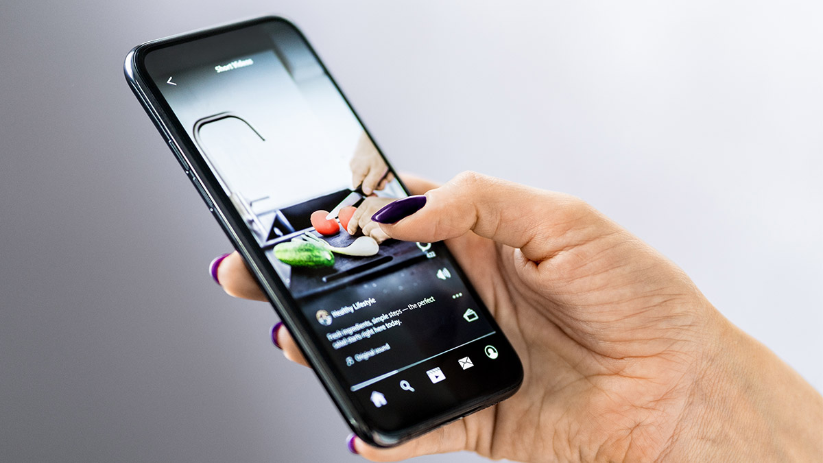 Jak pobrać film z Facebooka? Tak ściągniesz wideo na telefonie i komputerze