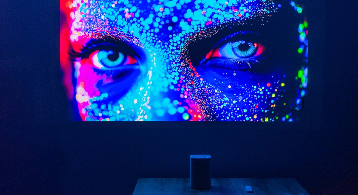 Projektor Samsunga jest magiczny. Zmienił mi stół w ekran dotykowy