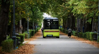 Po cmentarzu kursuje nietypowy autobus. Nie szukaj kierowcy